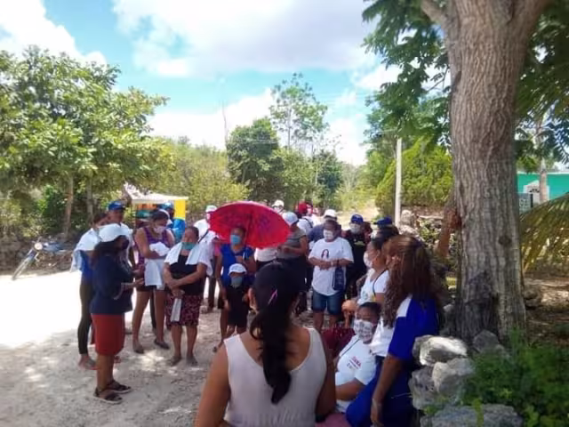 Bomberos y gente de intendencia, entre otros empleados municipales de Ukum se quedaron sin trabajo