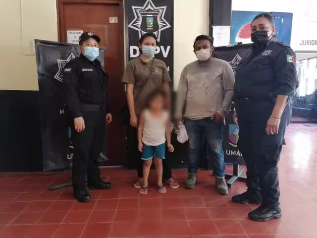Después de dos horas los padres acudieron a las instalaciones para reencontrarse con su hija