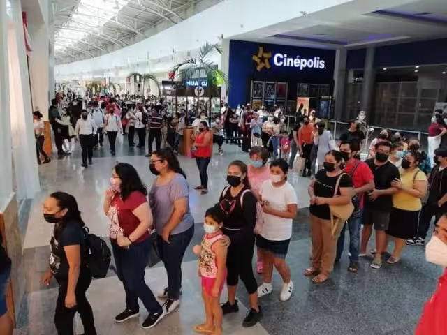 Tras la apertura, la fila se hizo más amplia y se extendió por todo el pasillo central de la Plaza