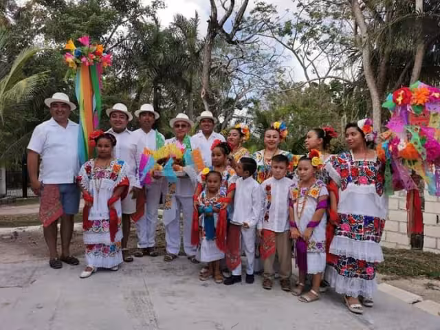 Estas familias de la isla, se dieron cita para celebrar con los bailes tradiciones de la región