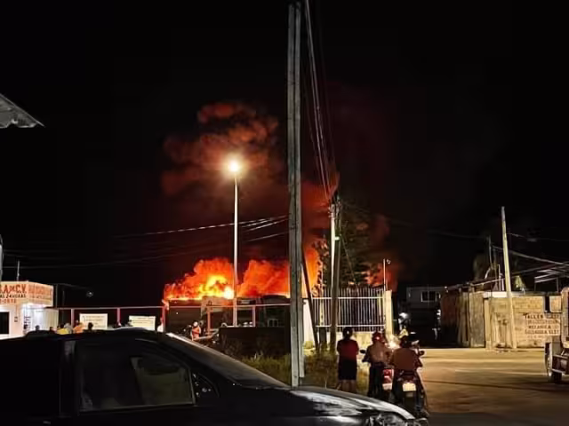 Se usaron cerca de 500 mil litros de agua con apoyo de pipas privadas y de la marina para controlar el fuego