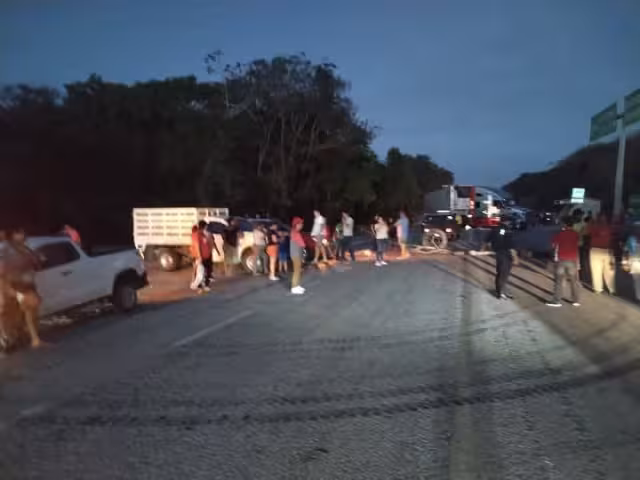 Habitantes de Caobas bloquearon la carretera Escárcega-Chetumal como medida de presión por falta de energía eléctrica