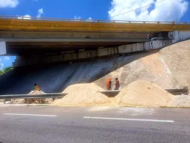 Los trabajadores rellenaron la zona deslavada para que después se cubra con concreto