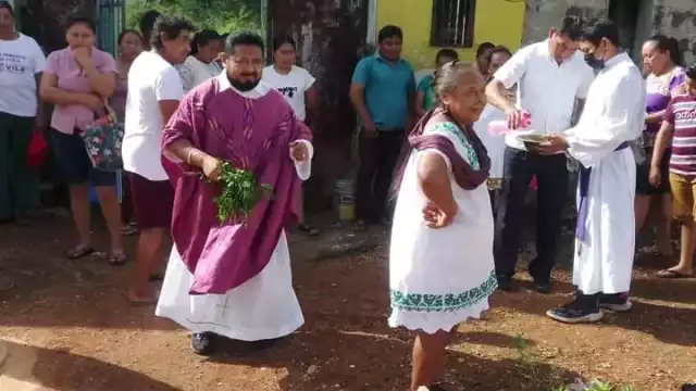 El sacerdote bendijo los nichos en el cementerio local