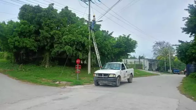 El personal de obras públicas de Sabancuy tuvo que reparar el cable reventado