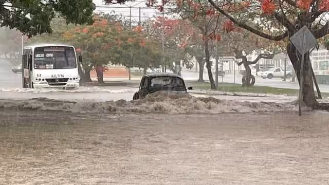 Los vehículos no pueden transitar debido a las anegaciones