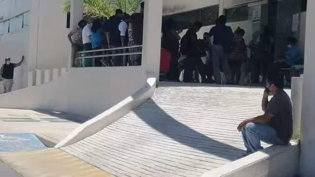 Durante todo el día, personas hacen fila afuera de la clínica del IMSS de Chetumal en espera de atención