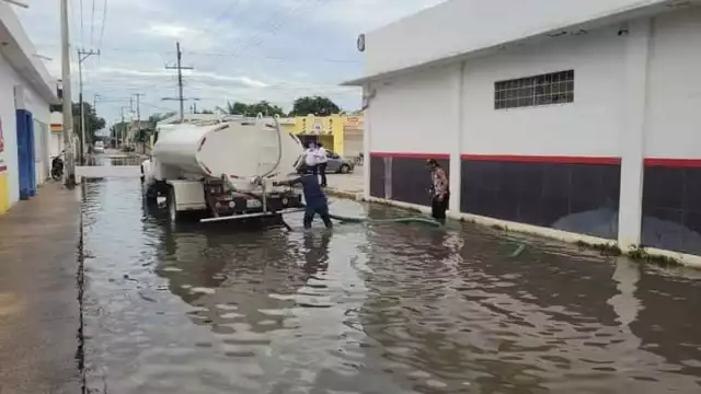 Pipas fueron usadas para sacar el agua de algunas calles; sin embargo, aún se mantiene el problema