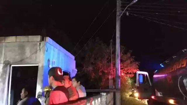 Vecinos utilizaron cubetas para sofocar las llamas de la vivienda. Foto: Alejandro Colli