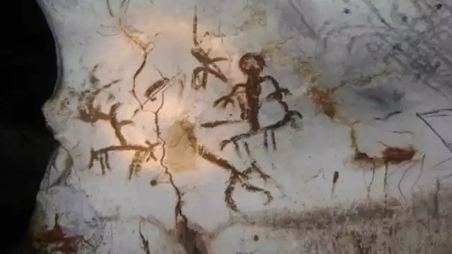 En la cueva se encontraron jarrones pintados de negro, rotos intencionalmente y hechos de la propia piedra caliza