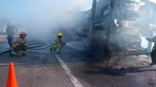 Un tráiler que transportaba autos se incendió en la vía Escárcega-Villahermosa