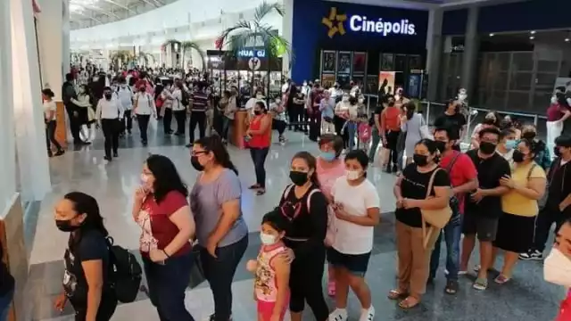 Tras la apertura, la fila se hizo más amplia y se extendió por todo el pasillo central de la Plaza