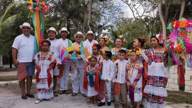 Estas familias de la isla, se dieron cita para celebrar con los bailes tradiciones de la región