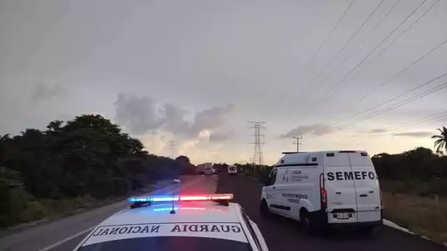 El sábado por la mañana, un tráiler chocó contra una motocicleta en la carretera Isla Aguada-Sabancuy