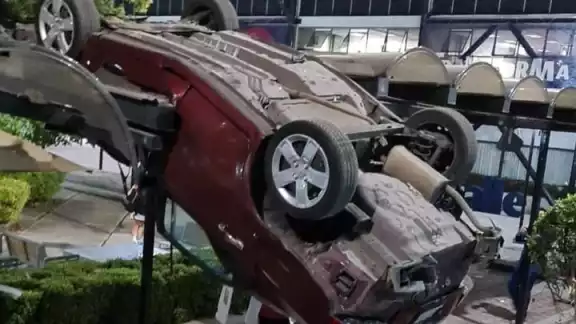 El auto cayó en una zona peatonal de la Universidad. Foto: Twitter El auto cayó en una zona peatonal de la Universidad. Foto: Twitter