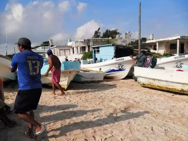 Pescadores de Chicxulub aprovecharon los reclamos para recordarle a la autoridad que siguen esperando el refugio pesquero