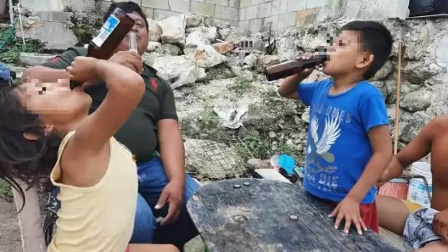 Niños ingiriendo alcohol ofrecido por sus propios padres