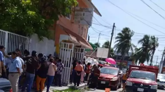 Vecinos denuncian que se reunieron alrededor de 150 en edificio del PRI personas para recibir despensas y dinero Vecinos denuncian que se reunieron alrededor de 150 en edificio del PRI personas para recibir despensas y dinero