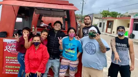 El Pinche Mara y El Warrior se tomaron la foto del recuerdo con sus admiradores mientras degustaban sus empanadas
