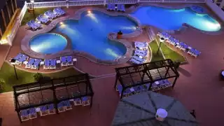 La alberca estaba llena de turistas quienes salieron de ella rápidamente