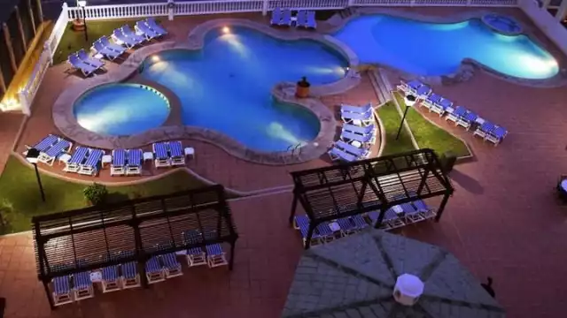 La alberca estaba llena de turistas quienes salieron de ella rápidamente