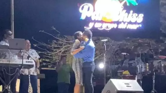El novio pidió permiso para subir a la tarima del Carnaval de Flamboyanes y desde ahí hacer la propuesta de matrimonio