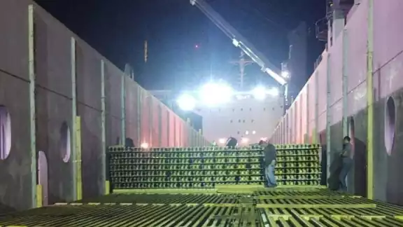 El cargamento viene en planchas dentro de unos contenedores que trae el barco japonés BBC Sapphire, que atracó ayer tras un atraso a causa del Frente Frío No. 6 El cargamento viene en planchas dentro de unos contenedores que trae el barco japonés BBC Sapphire, que atracó ayer tras un atraso a causa del Frente Frío No. 6
