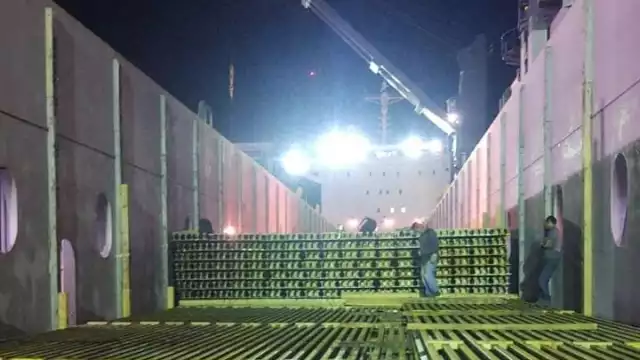 El cargamento viene en planchas dentro de unos contenedores que trae el barco japonés BBC Sapphire, que atracó ayer tras un atraso a causa del Frente Frío No. 6