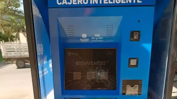 Cabe recordar que se colocaron 36 cajeros a lo largo del Periférico de Mérida Cabe recordar que se colocaron 36 cajeros a lo largo del Periférico de Mérida