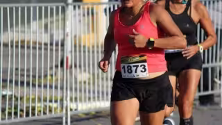 La joven descubrió su vocación al participar en una carrera interescolar en Hocabá, donde sin entrenamiento alguno, corrió 800 metros planos de relevo y ganó el eprimer lugar