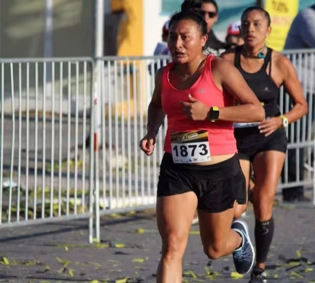 La joven descubrió su vocación al participar en una carrera interescolar en Hocabá, donde sin entrenamiento alguno, corrió 800 metros planos de relevo y ganó el eprimer lugar