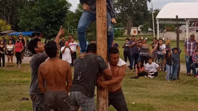 Durante el desarrollo de esta práctica, los espectadores hacen sus apuestas para ver cuál equipo ganará y echan porras para apoyar a sus favoritos