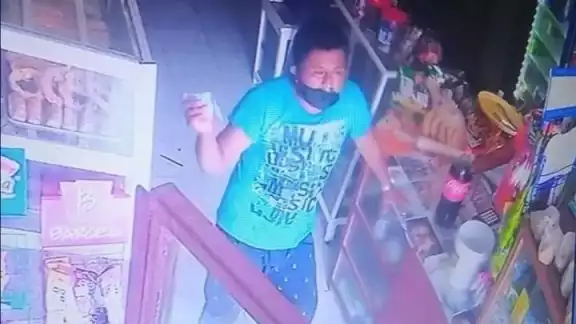El sujeto huyó, aunque en esta ocasión fue grabado por la cámara de seguridad El sujeto huyó, aunque en esta ocasión fue grabado por la cámara de seguridad