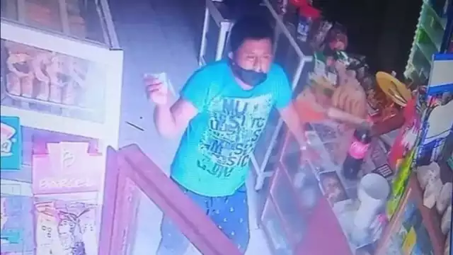 El sujeto huyó, aunque en esta ocasión fue grabado por la cámara de seguridad