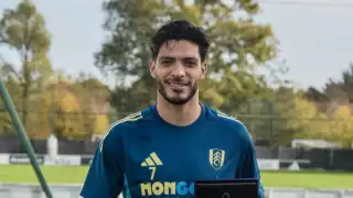 Raúl Jiménez recibe placa de honor por su marca histórica de 200 partidos en Inglaterra
