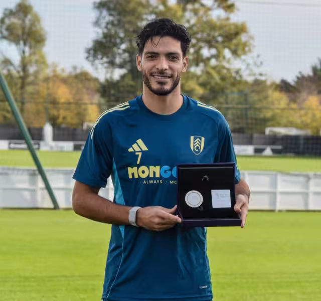 Jiménez con su reconocimiento de la Premier