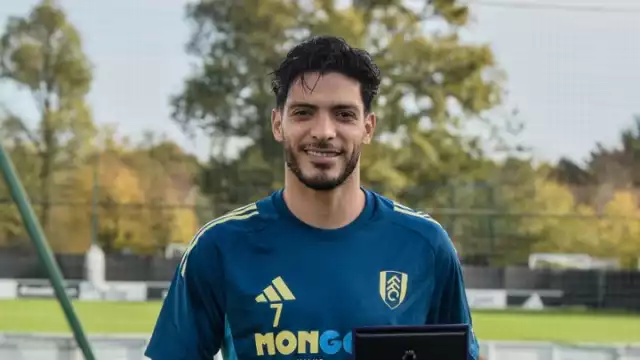 Jiménez con su reconocimiento de la Premier