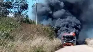 El incendio provocó que la vía fuera cerrada