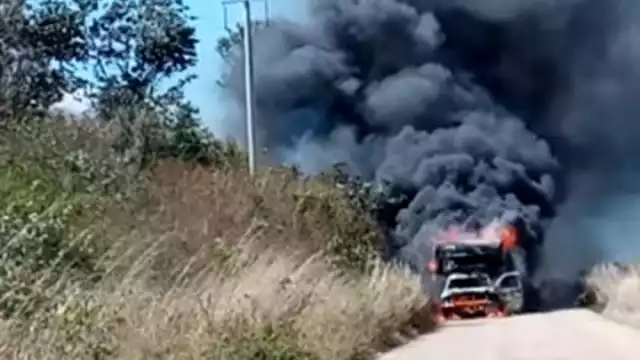 El incendio provocó que la vía fuera cerrada