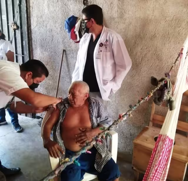 El día de ayer fueron inmunizados 12 abuelitos en sus domicilios