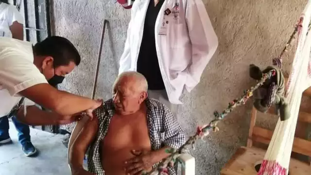 El día de ayer fueron inmunizados 12 abuelitos en sus domicilios