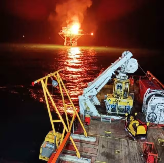 Un barco cercano logró captar el momento de la explosión