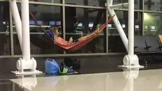 Un turista llamó la atención al colgar una hamaca para descansar