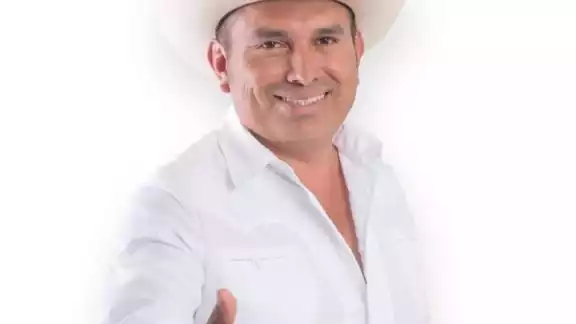 El agresor falló en su intento y el político resultó ileso.