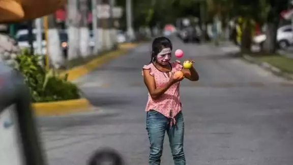 Se dedican a conseguir dinero con actividades en calles y lugares turísticos Se dedican a conseguir dinero con actividades en calles y lugares turísticos
