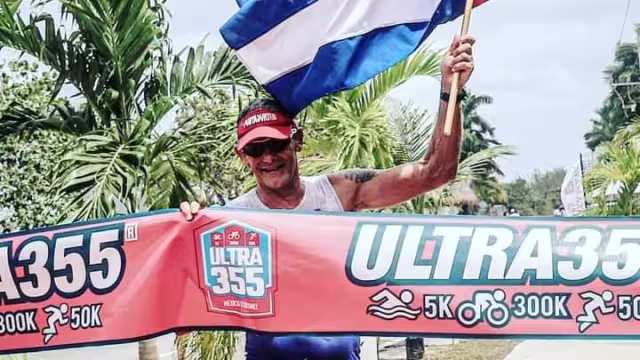 Jorge Luis Cabrera “El Cubano" es el campeón del Ultratriatlón 355 en Cozumel