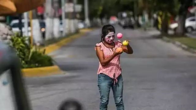 Se dedican a conseguir dinero con actividades en calles y lugares turísticos