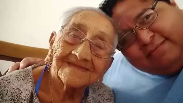 La persona tiene 98 años