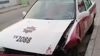 Taxista huye luego de estrellarse contra un poste de Telmex en Ciudad del Carmen
