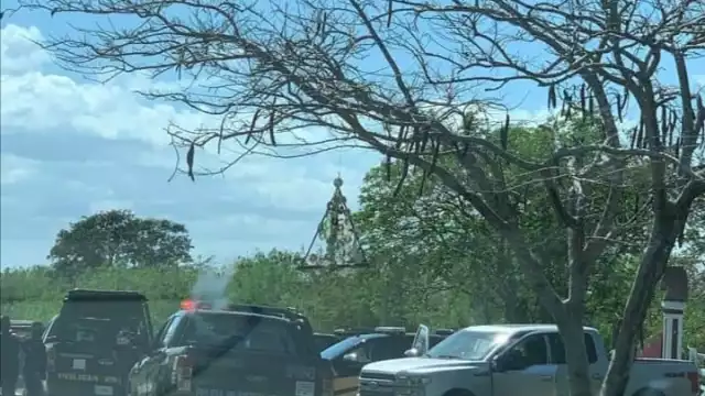 Testigos afirman que los policías lograron la detención del sujeto al apuntarle con sus armas sobre la carretera a Dzidzantún